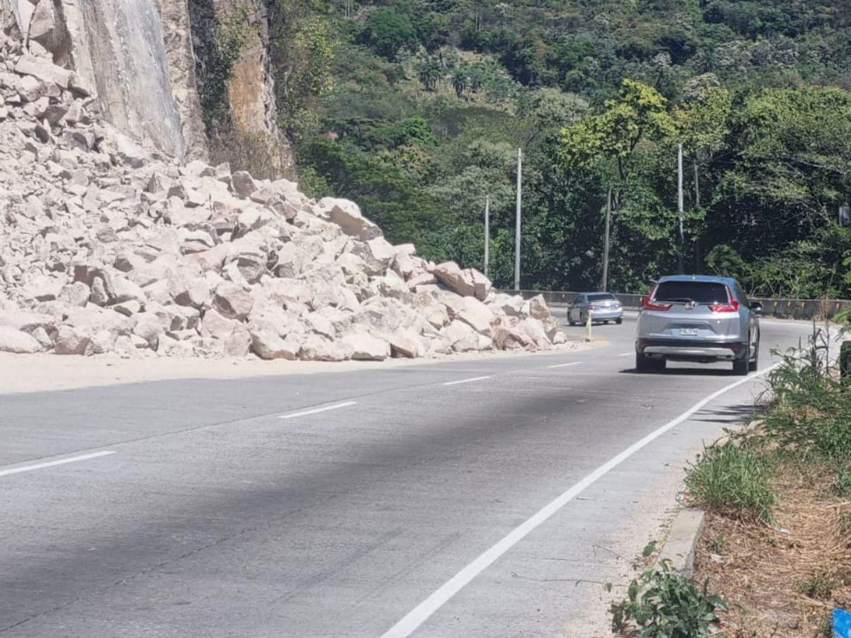 El derrumbe del cerro Calaire en el kilómetro 48 de la carretera del sur sigue sin ser resuelto, dejando piedras obstaculizando parcialmente el paso vehicular.