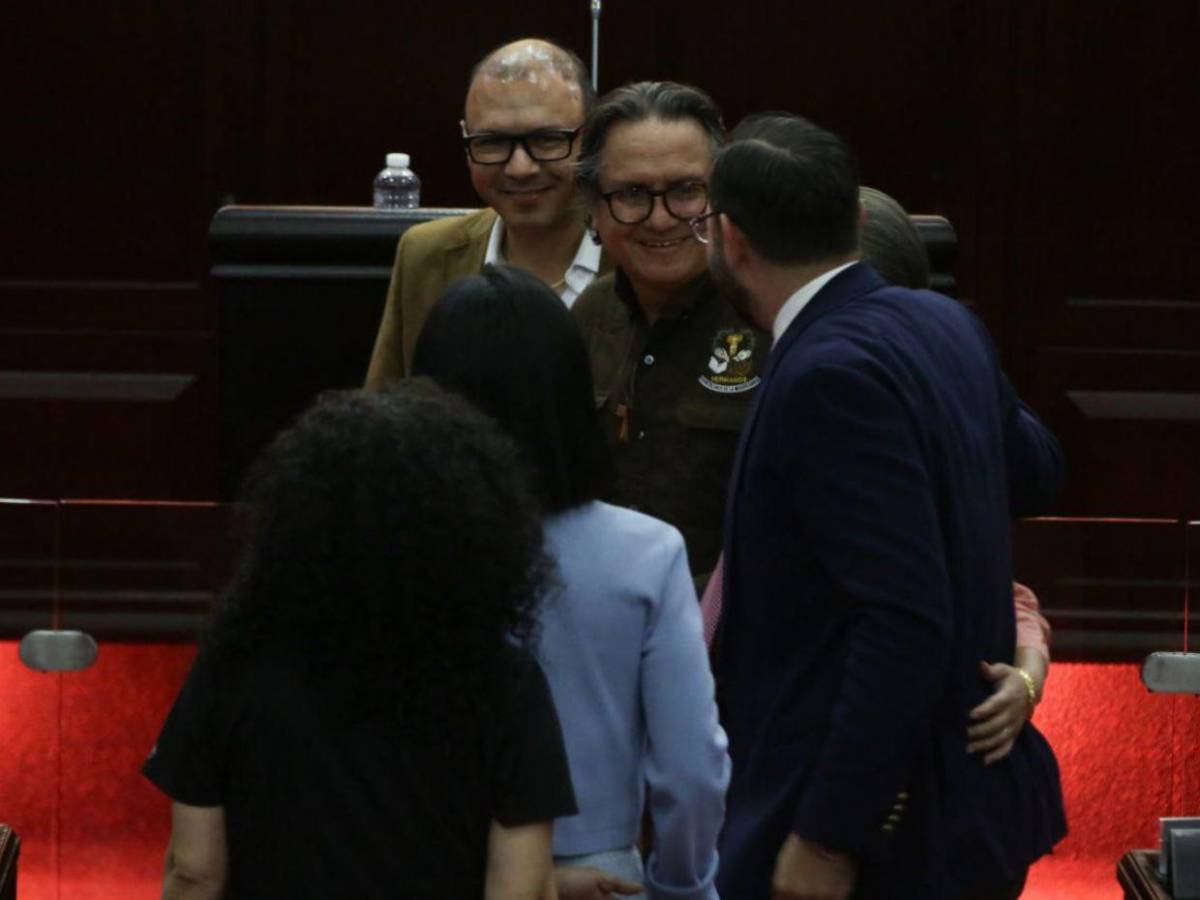 Entre risas y abrazos, así reciben al padre Leopoldo Serrano en el Congreso Nacional