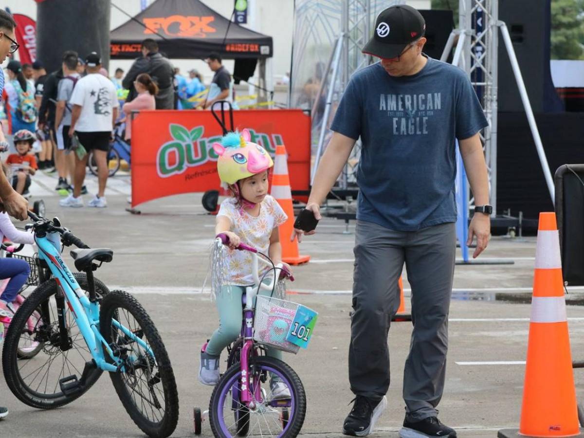 Padres animan a sus pequeños y comparten su emoción en la Vuelta Infantil 2025