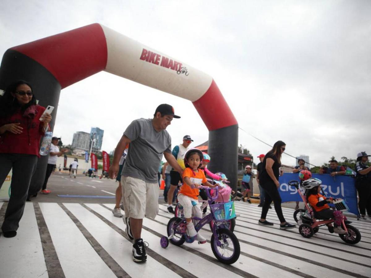 Padres animan a sus pequeños y comparten su emoción en la Vuelta Infantil 2025