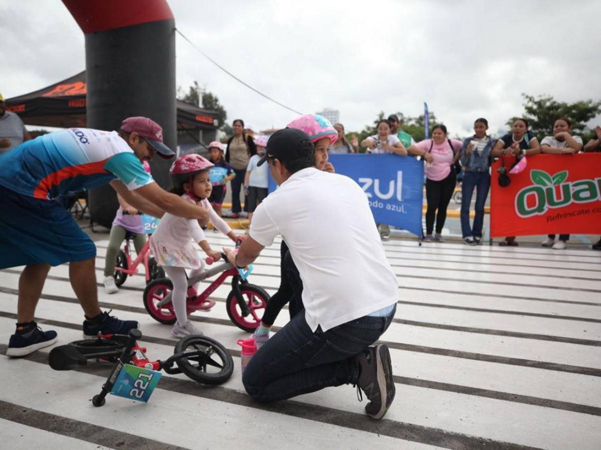 Padres animan a sus pequeños y comparten su emoción en la Vuelta Infantil 2025
