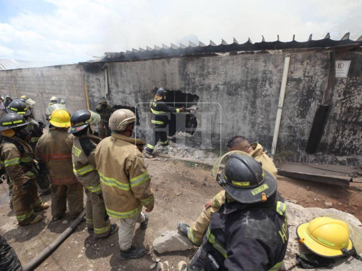 Rompiendo paredes: bomberos siguen buscando a desaparecidos en bodega del anillo periférico