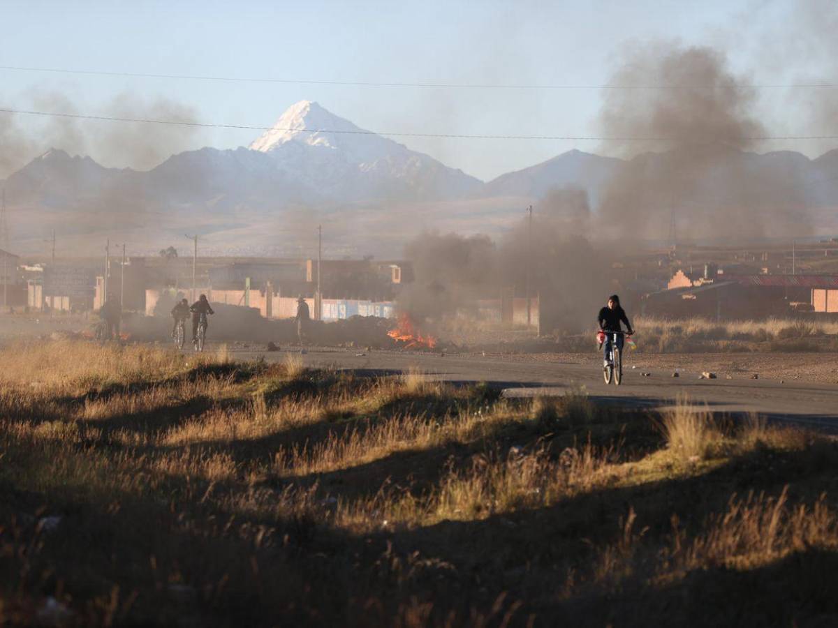 Militares y policías se repliegan tras despejar parcialmente carreteras de Bolivia
