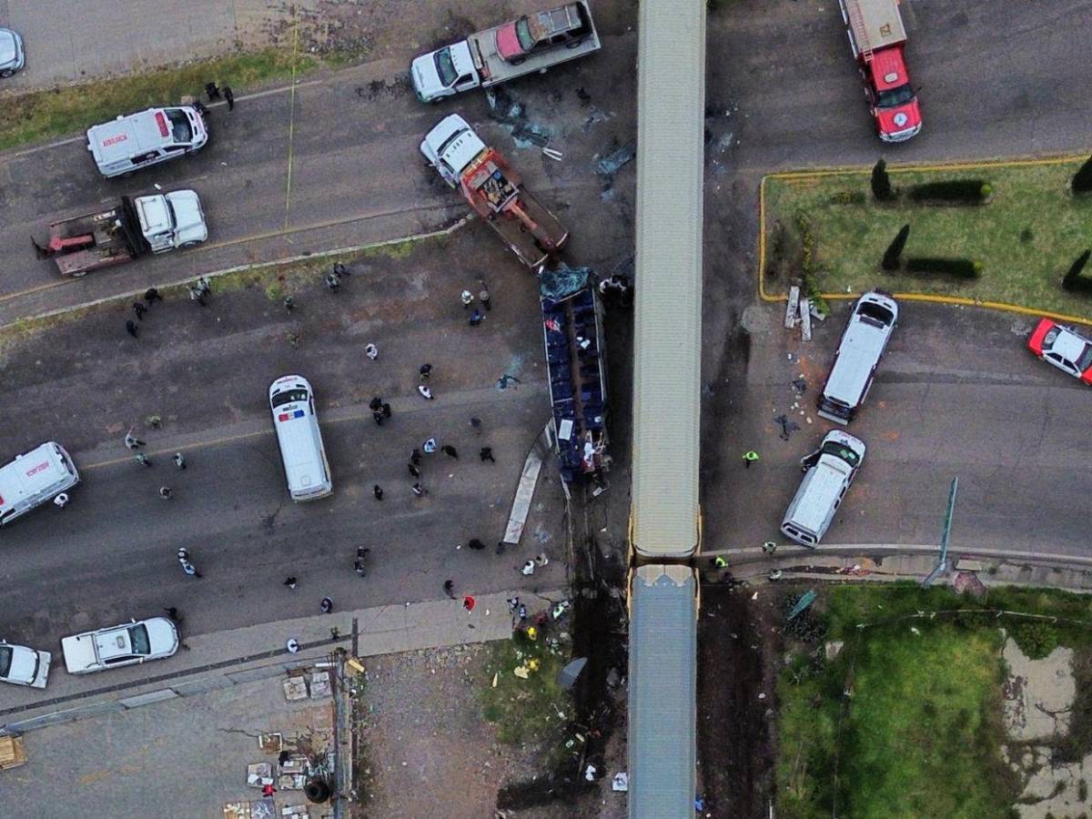 Choque mortal: ferrocarril impacta autobús de pasajeros en Atlacomulco, México