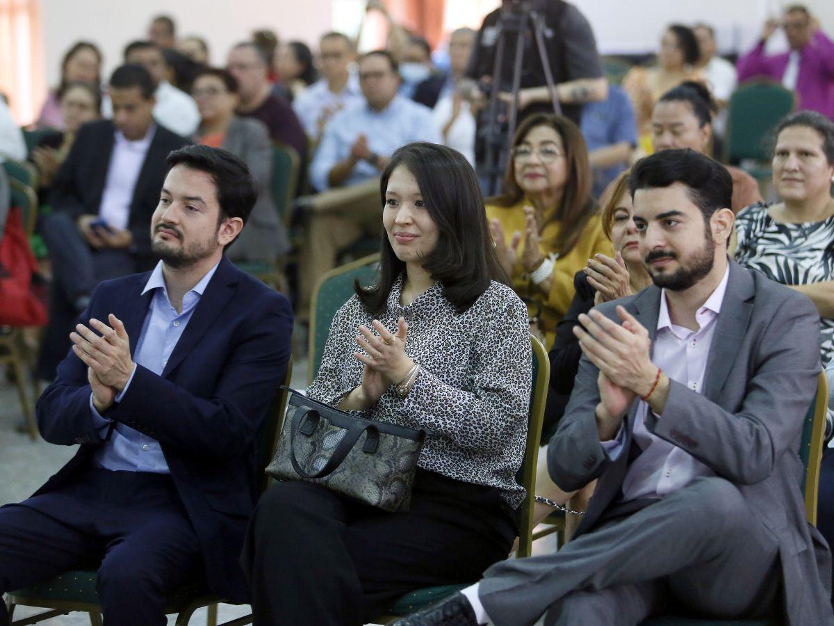 Dos de los hijos del homenajeado estuvieron presentes entre el público, aplaudiendo los aportes y reconocimientos de su padre.
