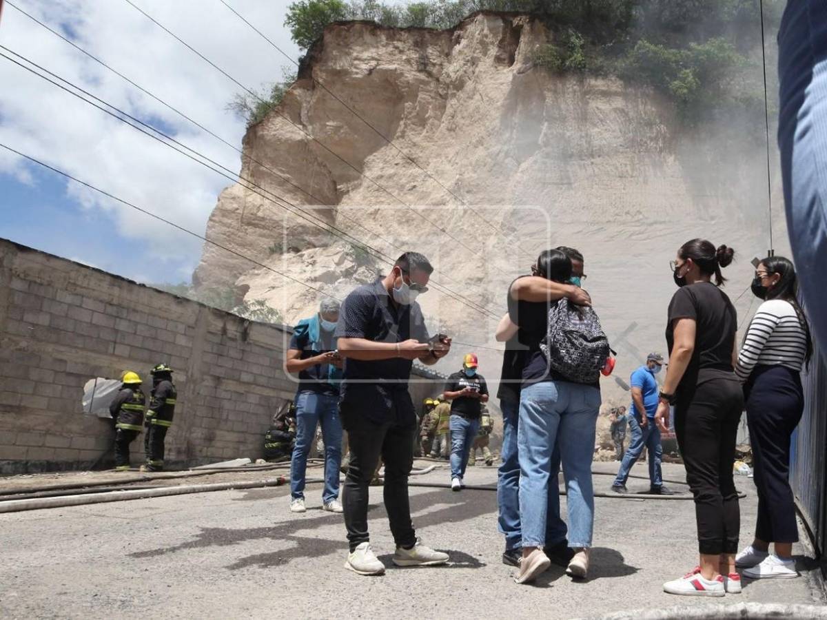 Familiares de Karen Girón, desaparecida en derrumbe del anillo periférico, se aferran a un milagro