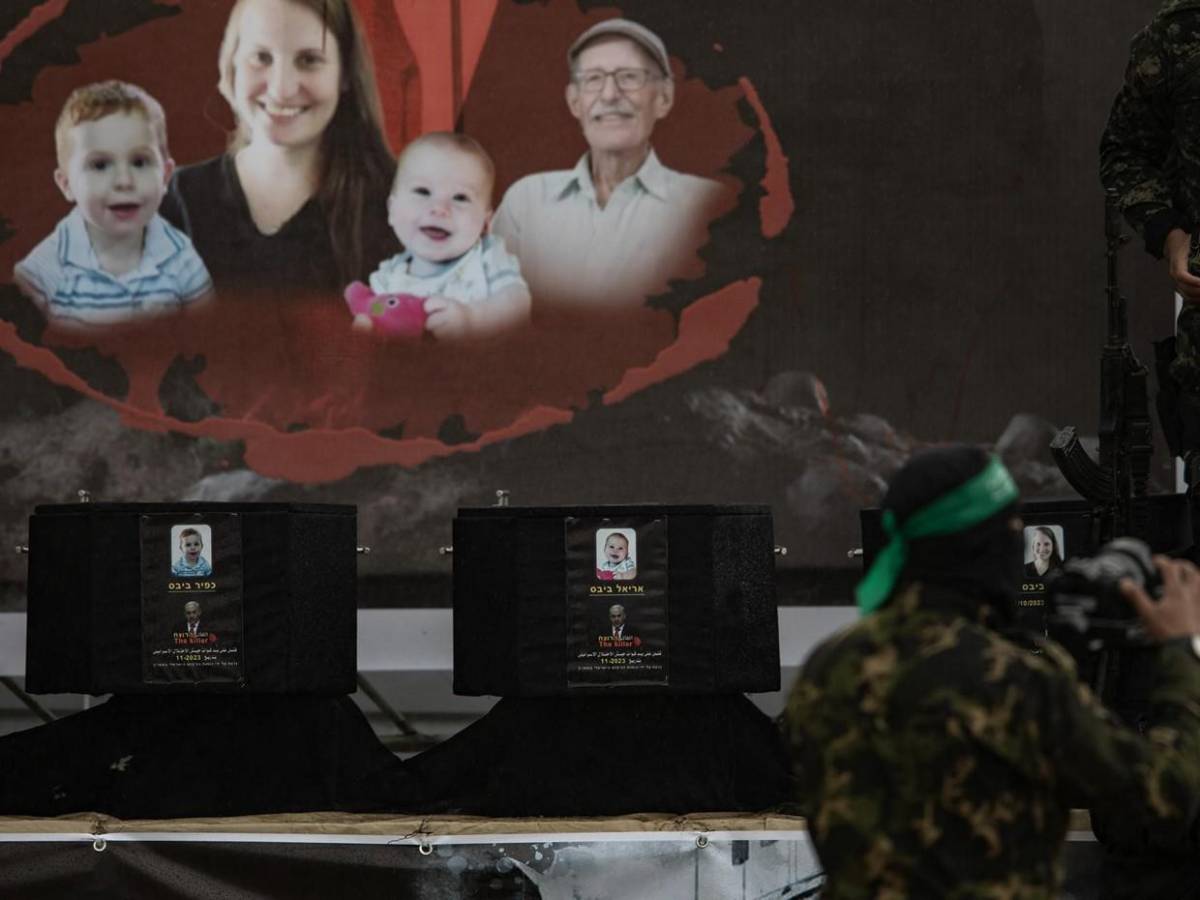 Shiri Bibas y sus pequeños, Ariel y Kfir, los cuerpos de rehenes entregados por Hamás Shiri Bibas y sus pequeños, Ariel y Kfir, los cuerpos de rehenes entregados por Hamás