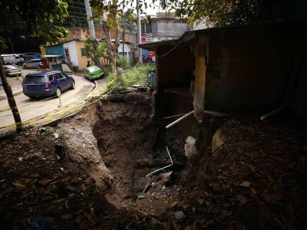 Enorme socavón pone en peligro a vecinos de la colonia Centroamérica Oeste