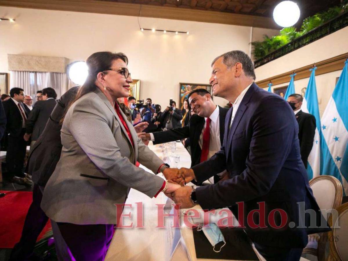 Castro otorgó una condecoración a Rafael Correa, exmandatario de Ecuador.