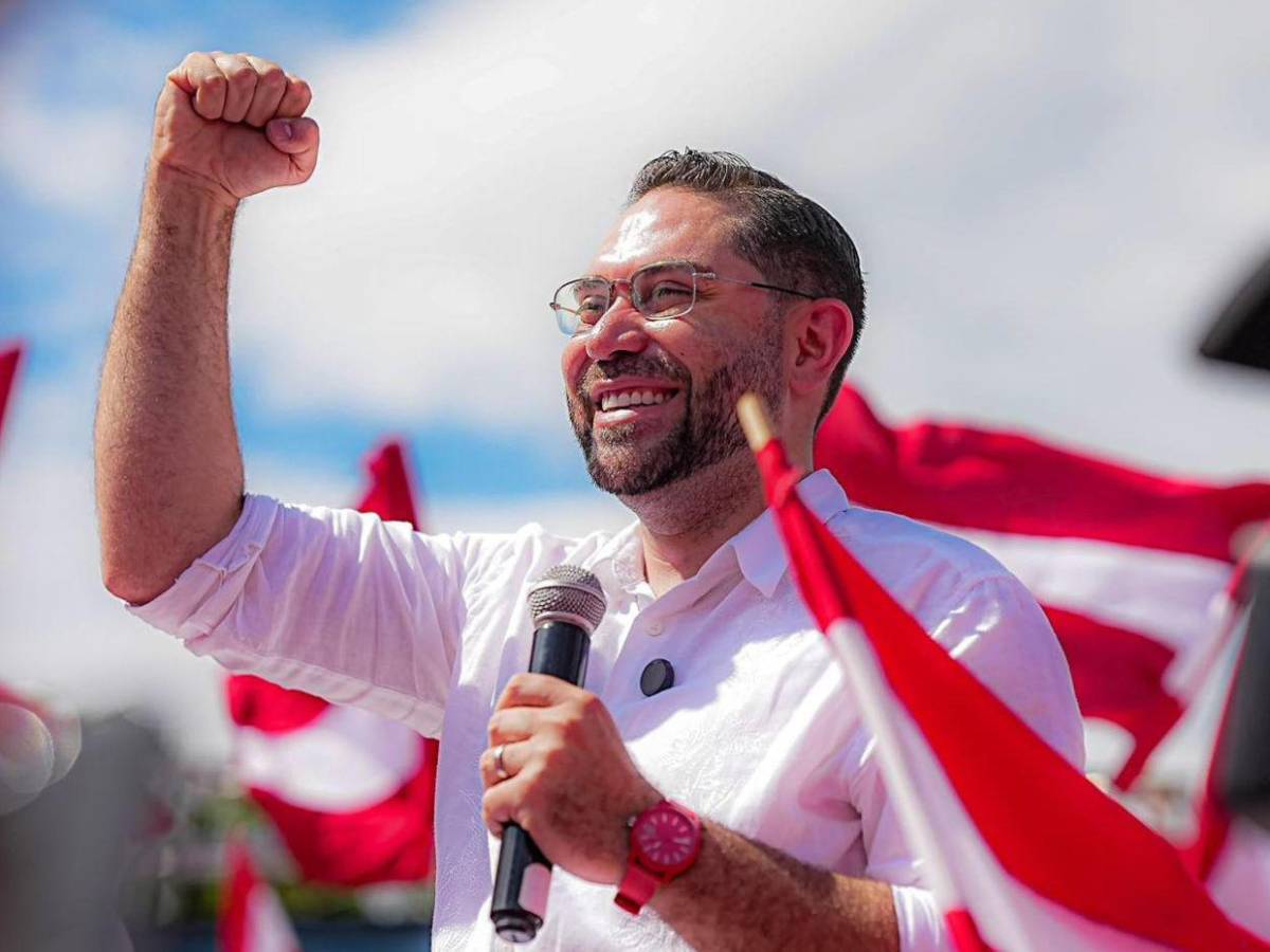 Carlo Costly también será precandidato a diputado y esto busca hacer