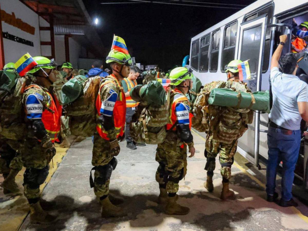 Venezuela condecora a rescatistas de más de 20 países por su apoyo tras los terremotos