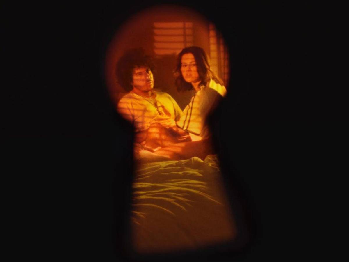 Es sumisión patética: Selena Gómez besa los pies de Benny Blanco y desata críticas