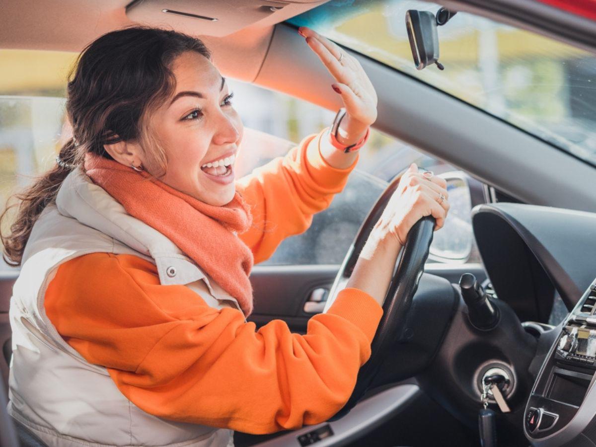 Fomente un ambiente amigable cuando vaya al volante. Evite la hostilidad innecesaria.