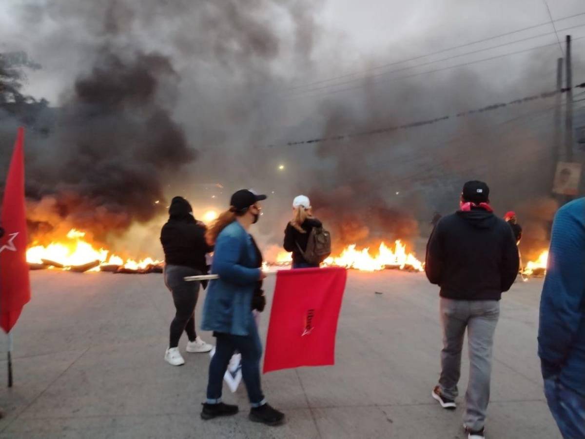 Él ganó: imágenes de caótica protesta de colectivos de Libre en la salida a Olancho