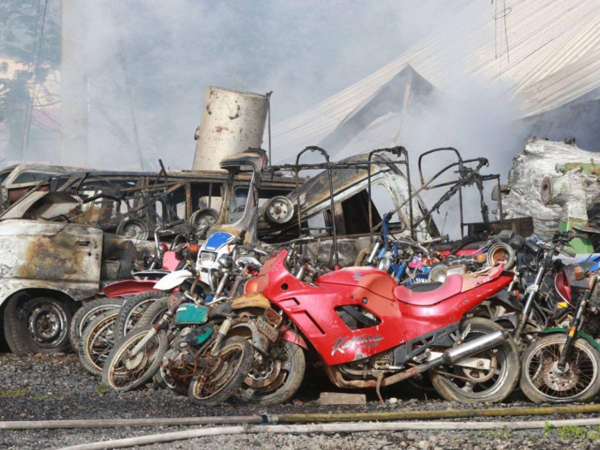 Vehículos calcinados y pérdidas cuantiosas: imágenes del incendio en yonker de Santa Ana