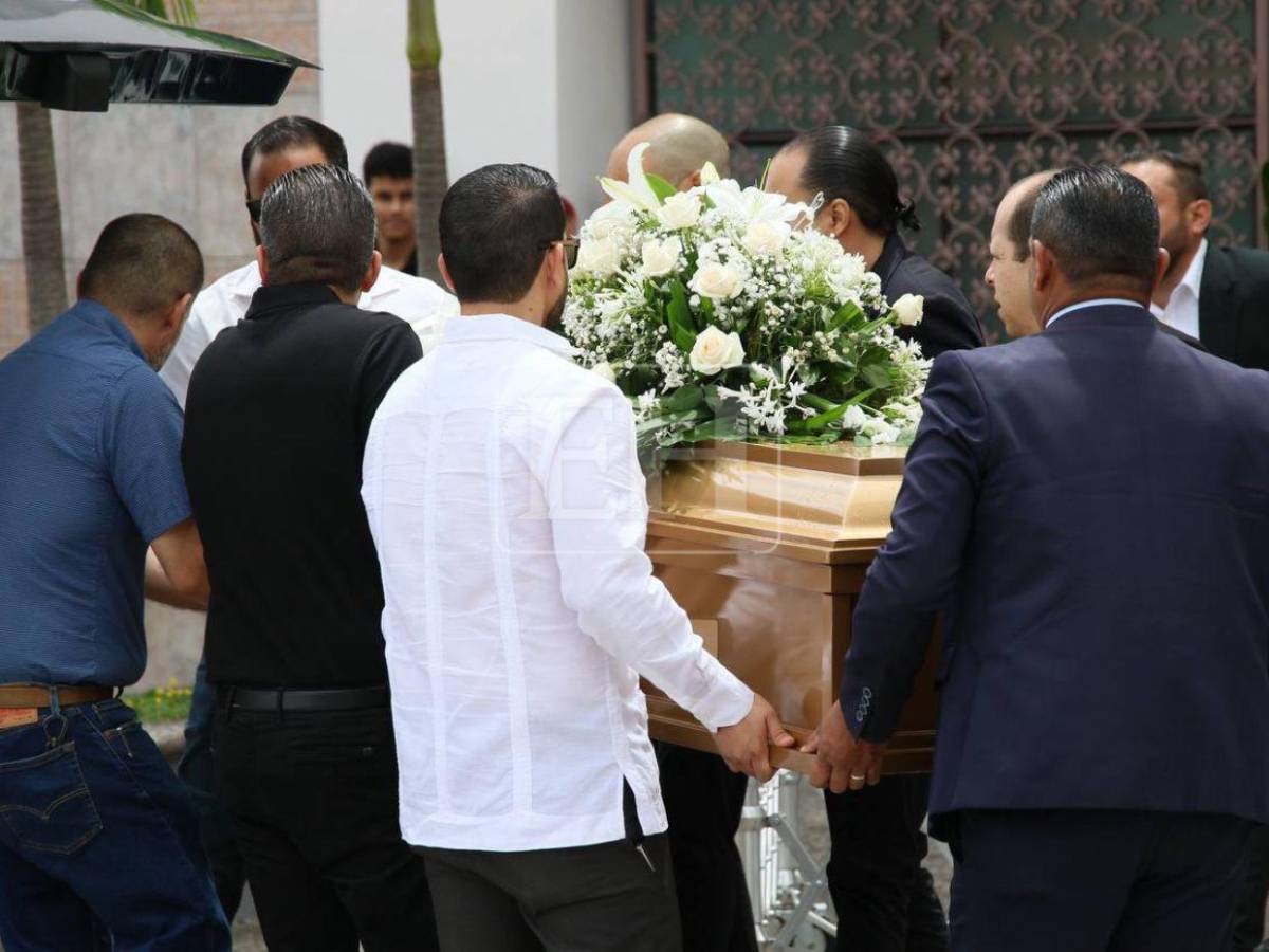 Inicia cortejo fúnebre: el último recorrido en despedida de Chef Sandra Díaz del Valle