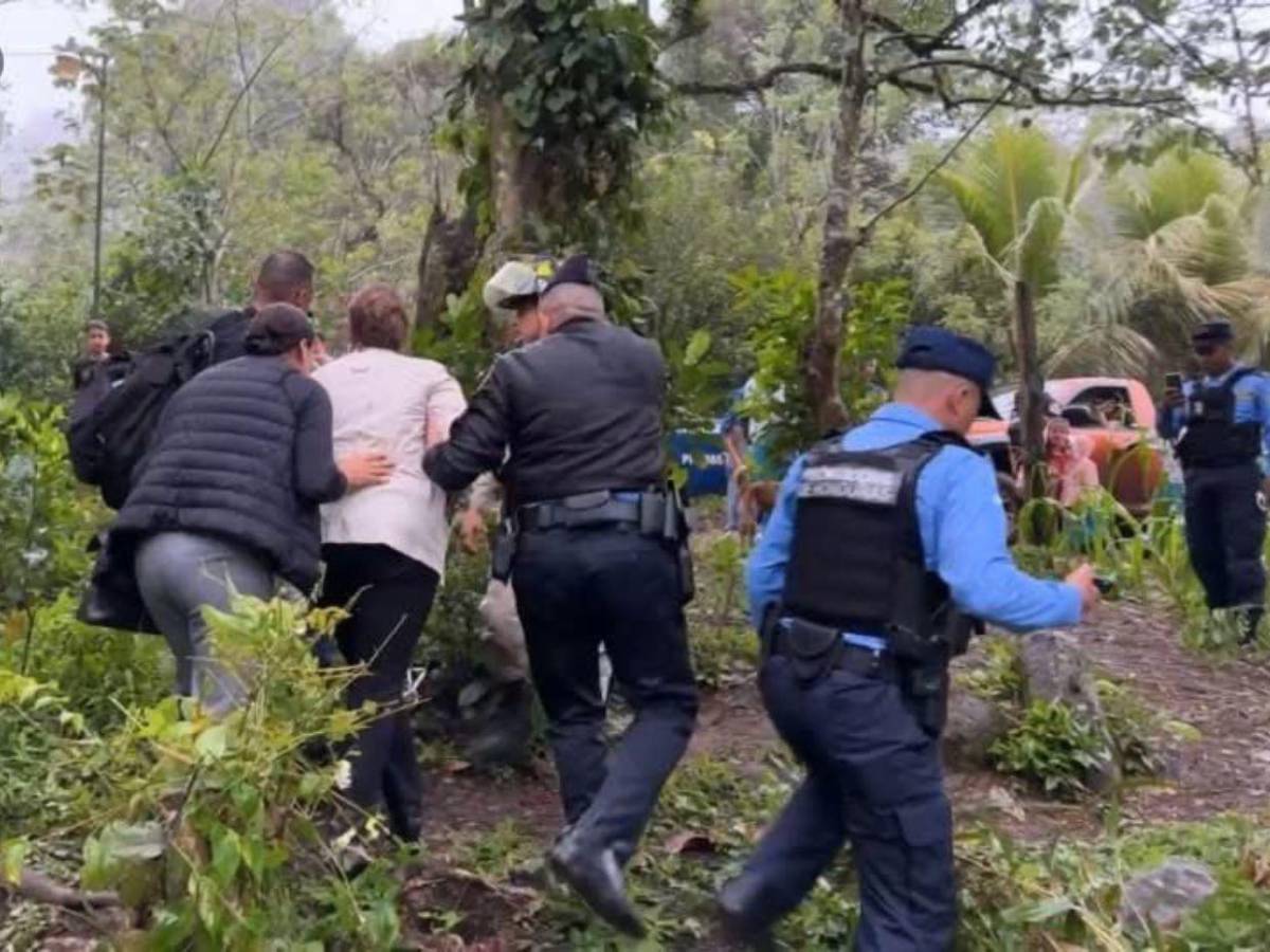 Imágenes del aterrizaje forzoso del helicóptero donde iba Xiomara Castro en Santa Cruz de Yojoa