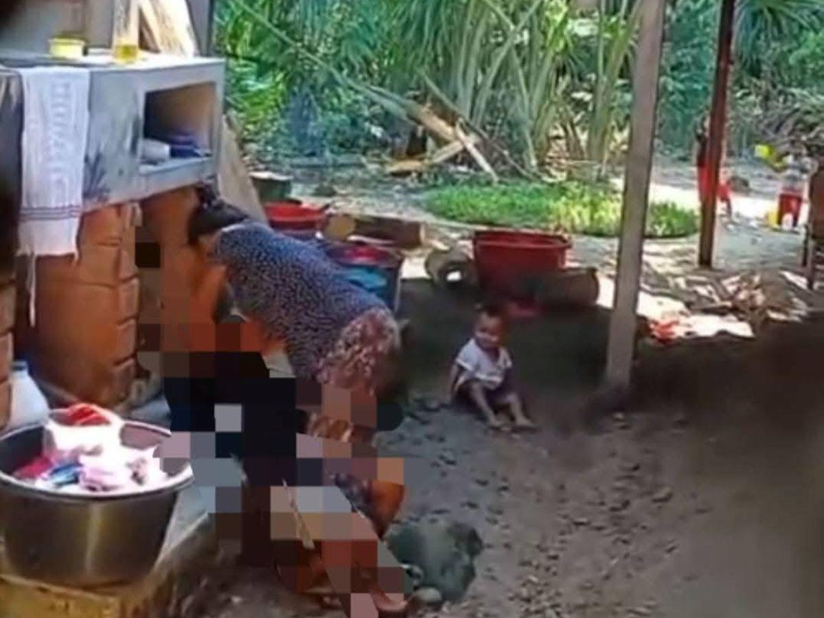 Le puso su pie sobre el cuello: madre es captada dando brutal golpiza a su pequeño hijo