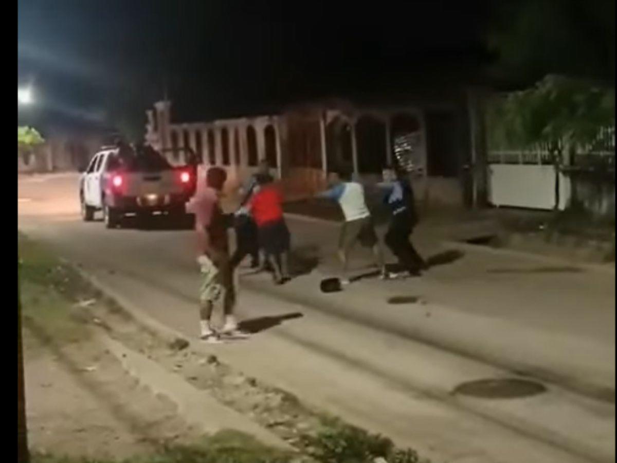 Momento en el que atacan a policías durante el arresto de una mujer en San Lorenzo: hay tres detenidos