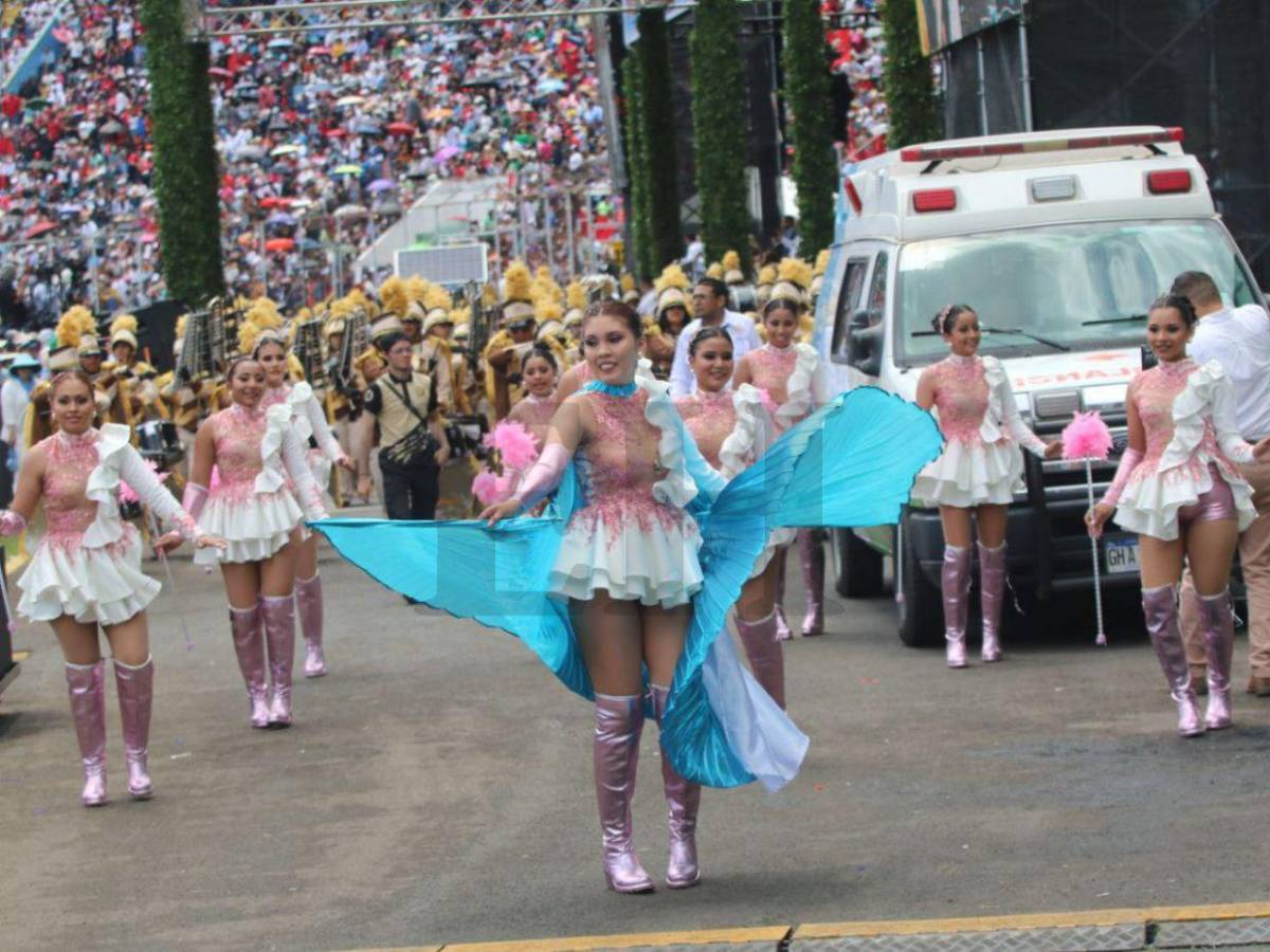 Capa bicolor y belleza destacan a la palillona Loany Alonzo Álvarez del Instituto Técnico Honduras