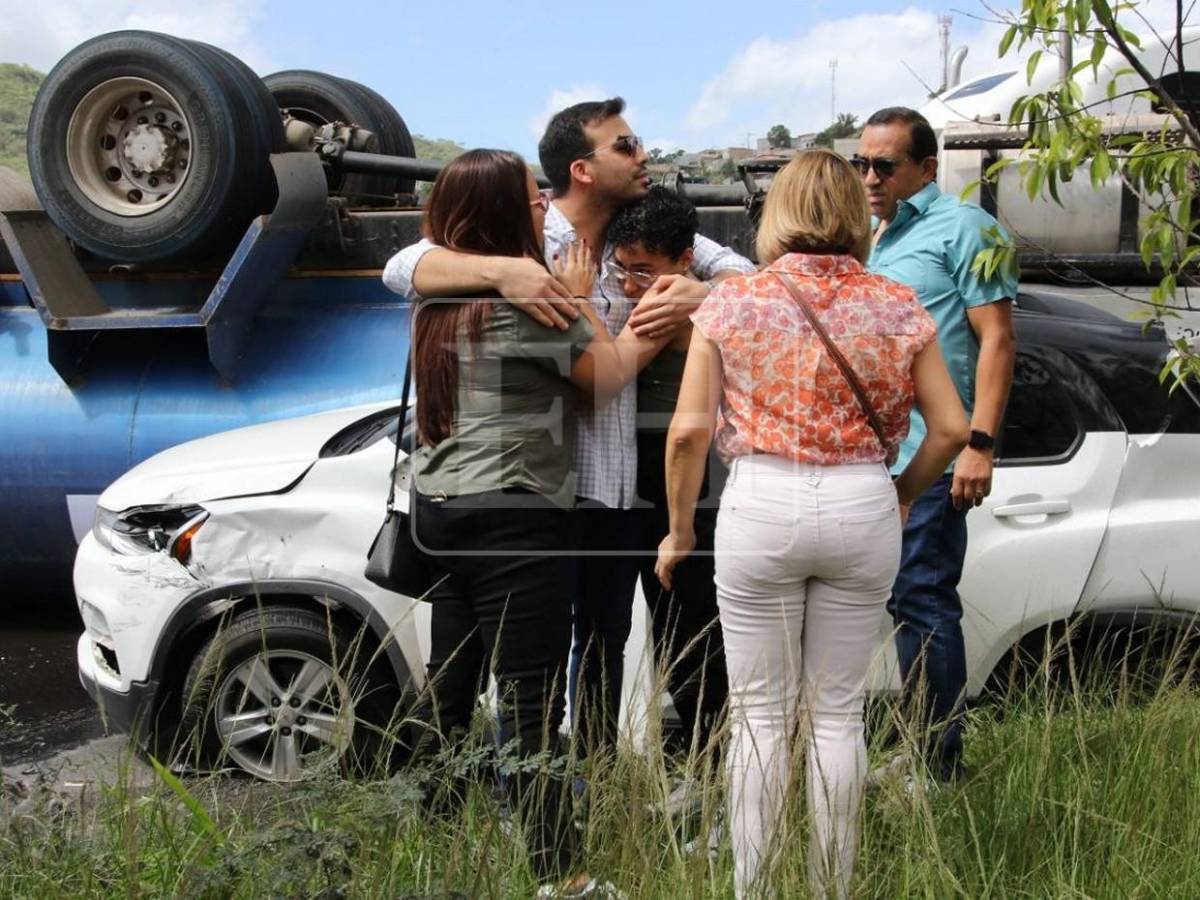 Aplastados quedaron vehículos tras volcamiento de camión cisterna en anillo periférico