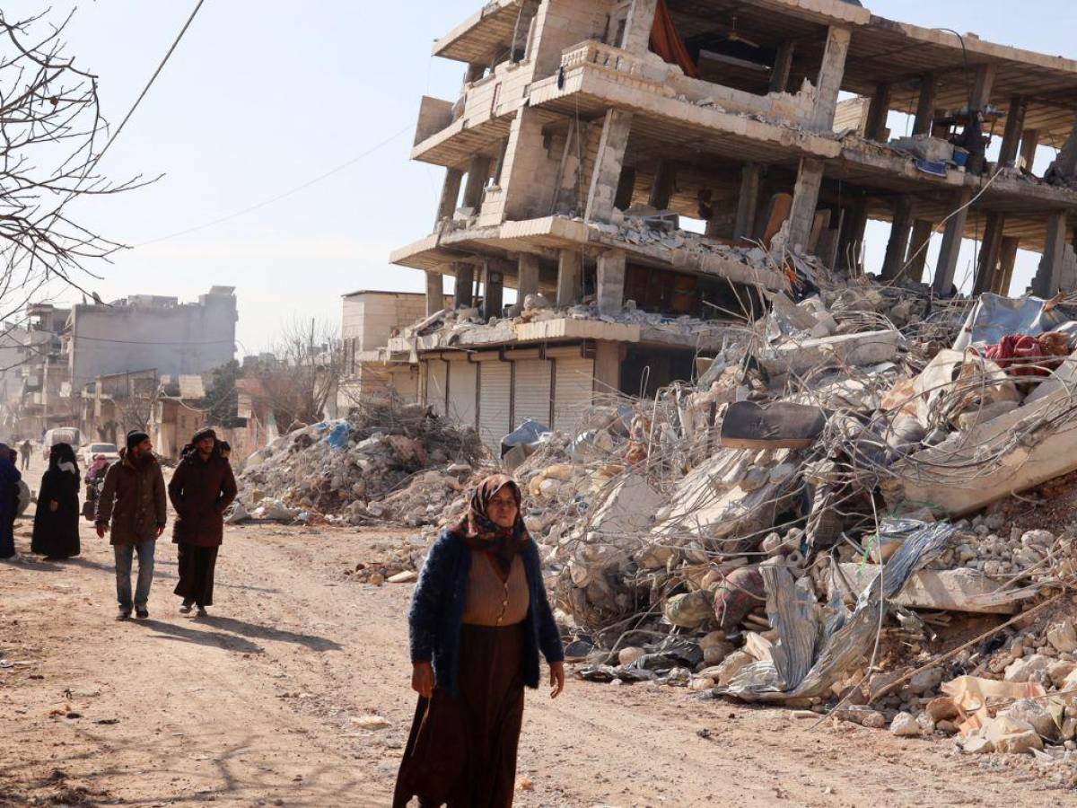 Quedarse o irse: el dilema de los sobrevivientes de desvastador terremoto en Turquía
