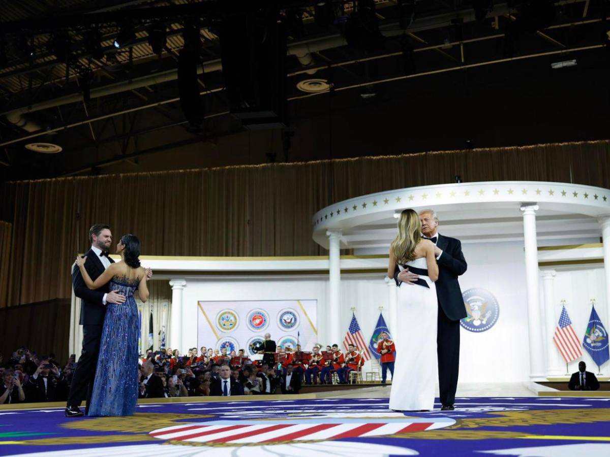 En fotos: el incómodo momento de Melania y Donald Trump durante el baile de gala
