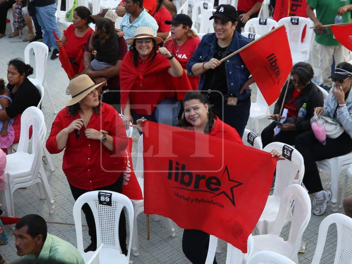 Con pancartas bipartidismo no volverá, colectivos de Libre recibieron a Rixi Moncada en la capital
