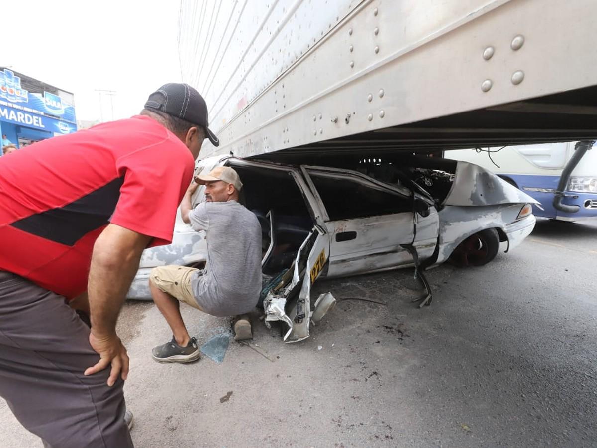 Así quedó el vehículo completamente destrozado y con los tripulantes dentro, quienes por fortuna sobrevivieron.
