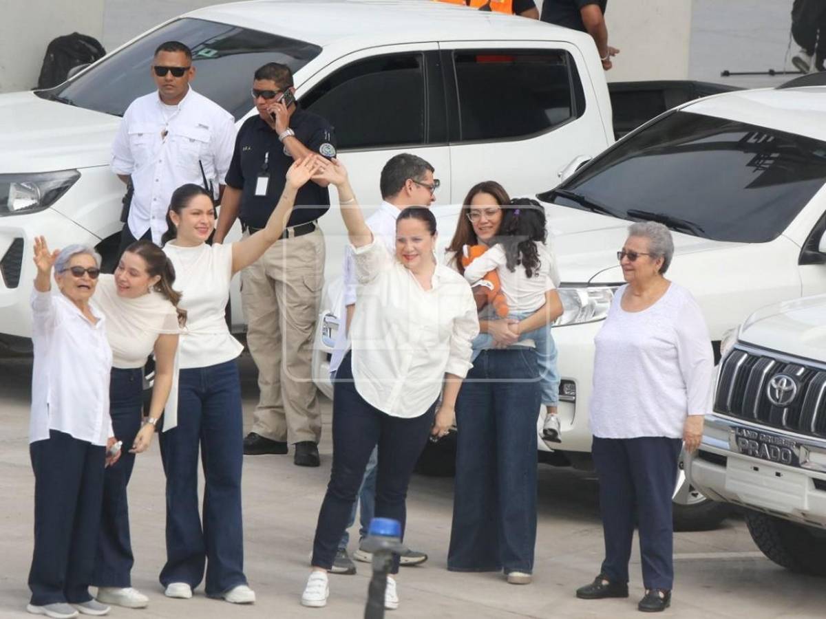 De blanco y entre abrazos: así esperó familia Hernández a JOH en Palmerola