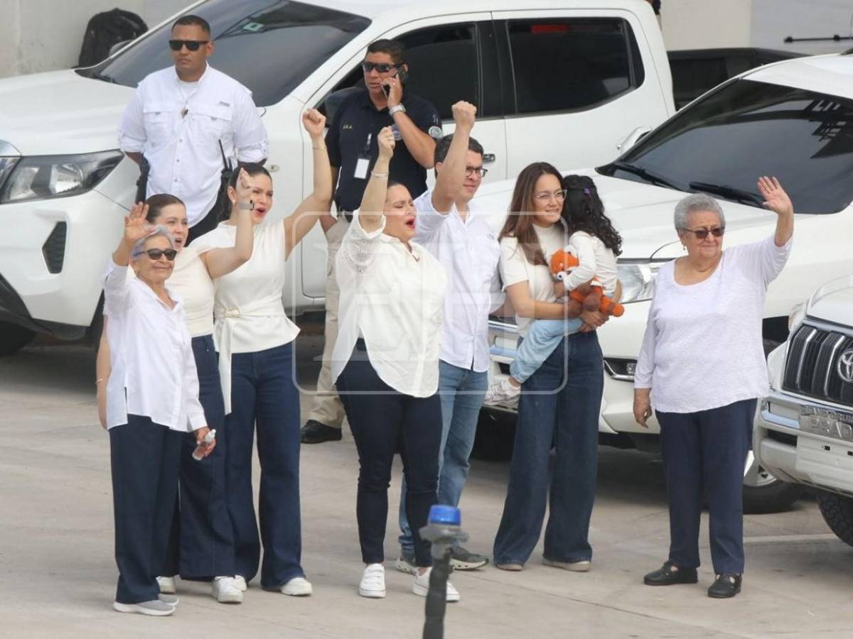De blanco y entre abrazos: así esperó familia Hernández a JOH en Palmerola