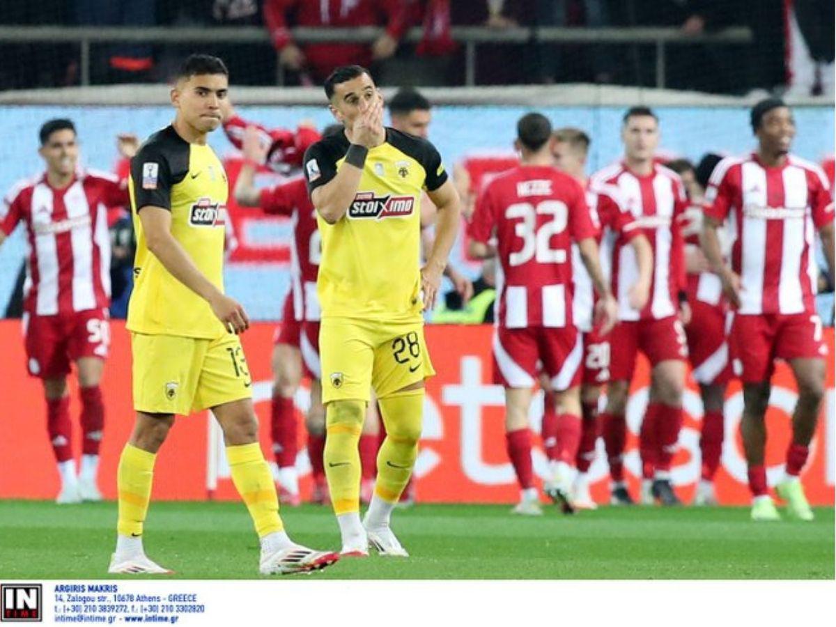 Luis Palma anota su primer gol con el Olympiacos y lo celebra frente a jugador mexicano