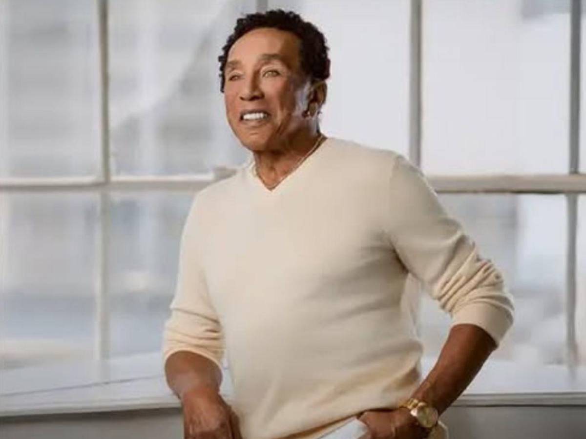 ¿Quién es Smokey Robinson, el músico acusado de abusar de exempleadas?