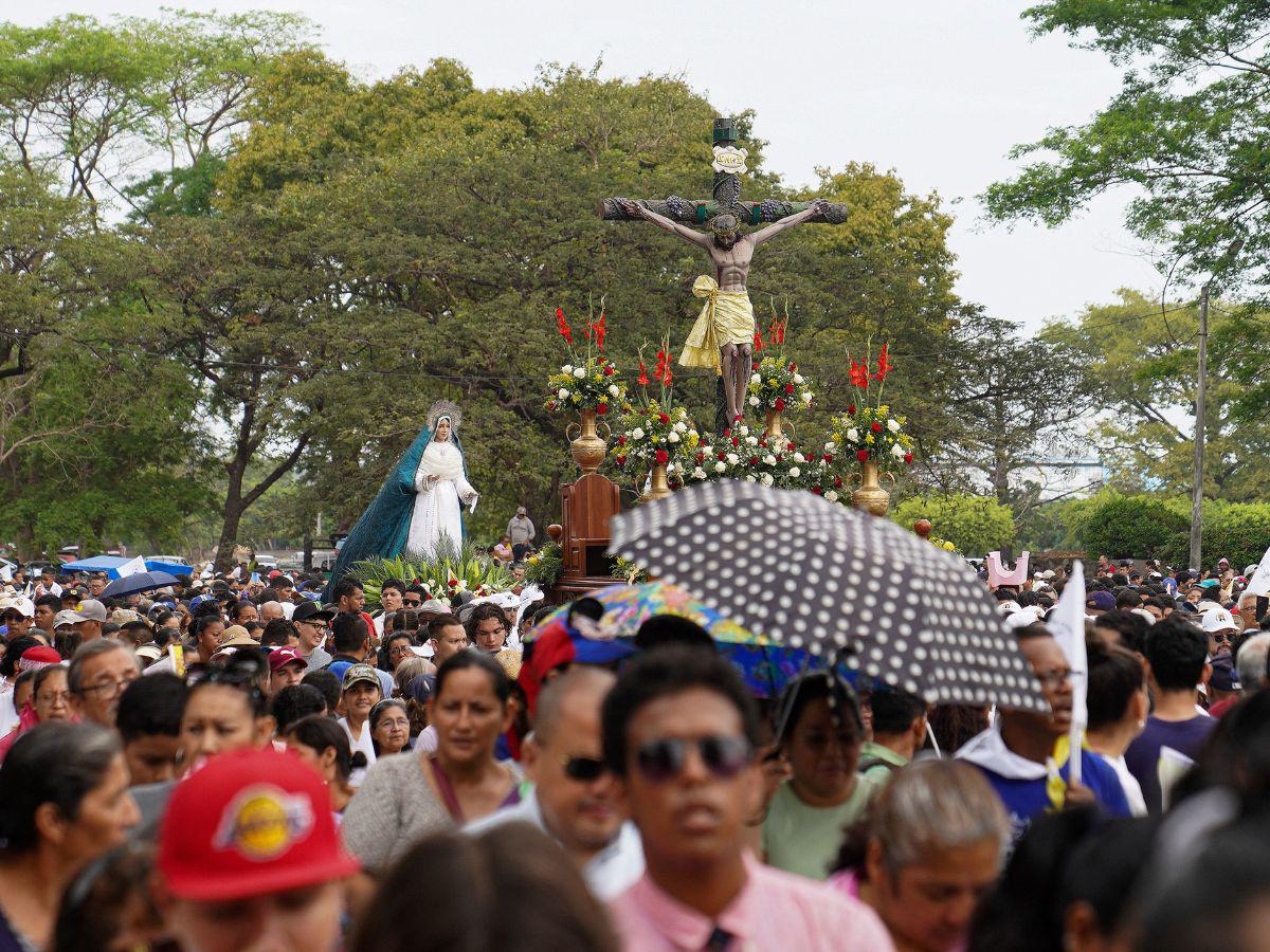 Nicaragüenses celebran Vía Crucis restringido