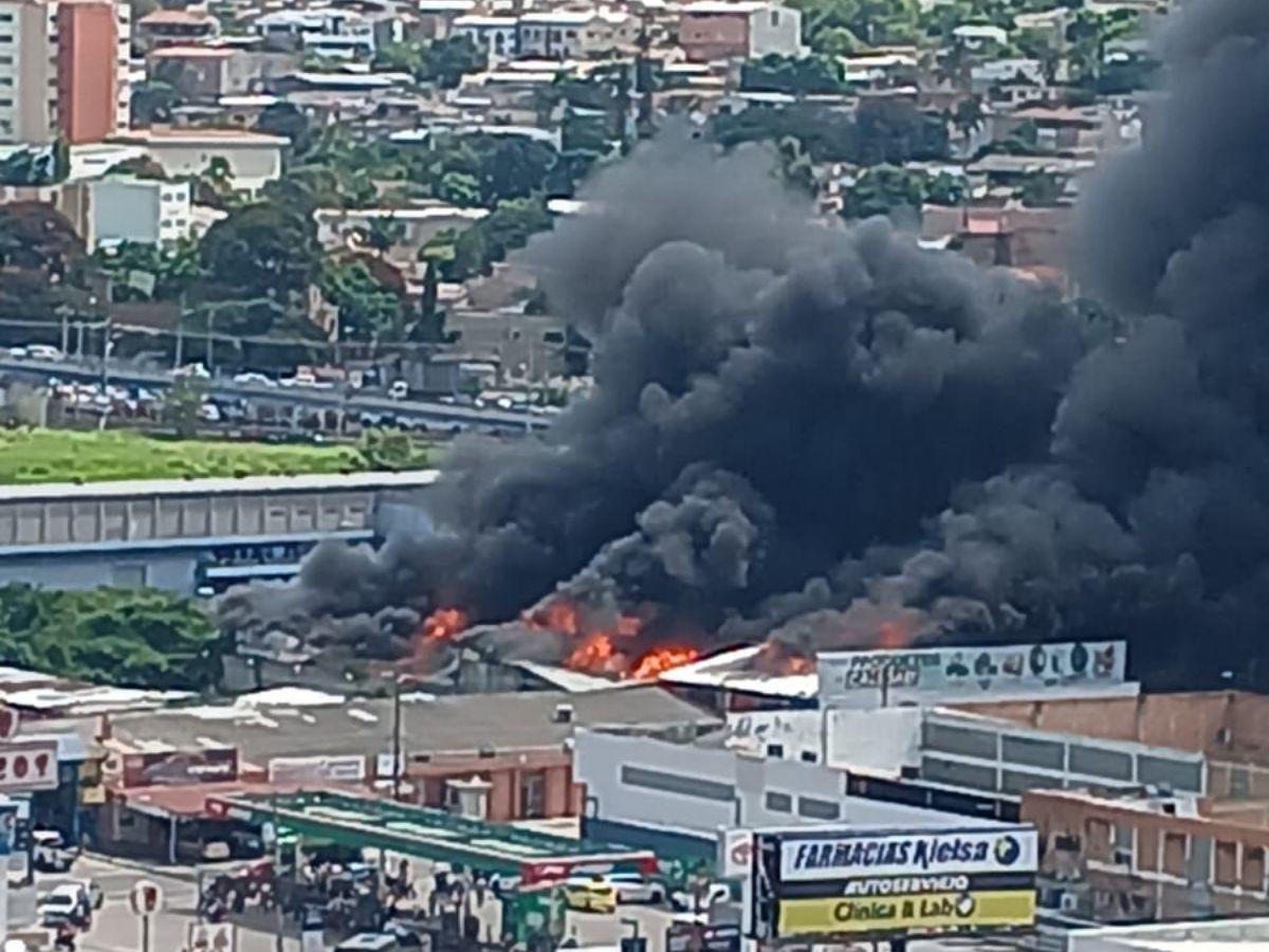 Las imágenes del pavoroso incendio en la colonia El Prado Las imágenes del pavoroso incendio en la colonia El Prado