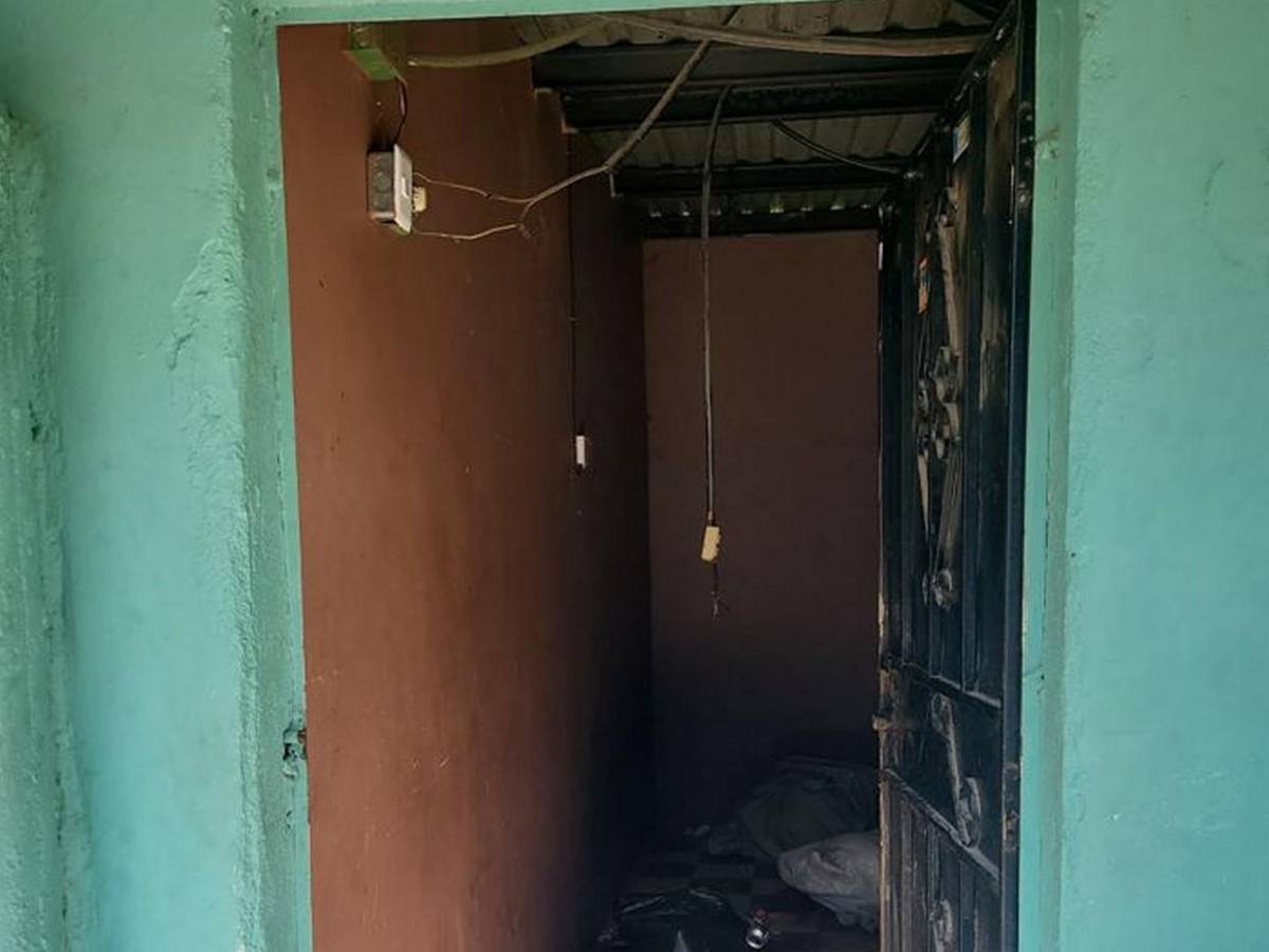 Con dos cuerpos encostalados bajo la cama, caen tres jóvenes en cuartería de Siguatepeque