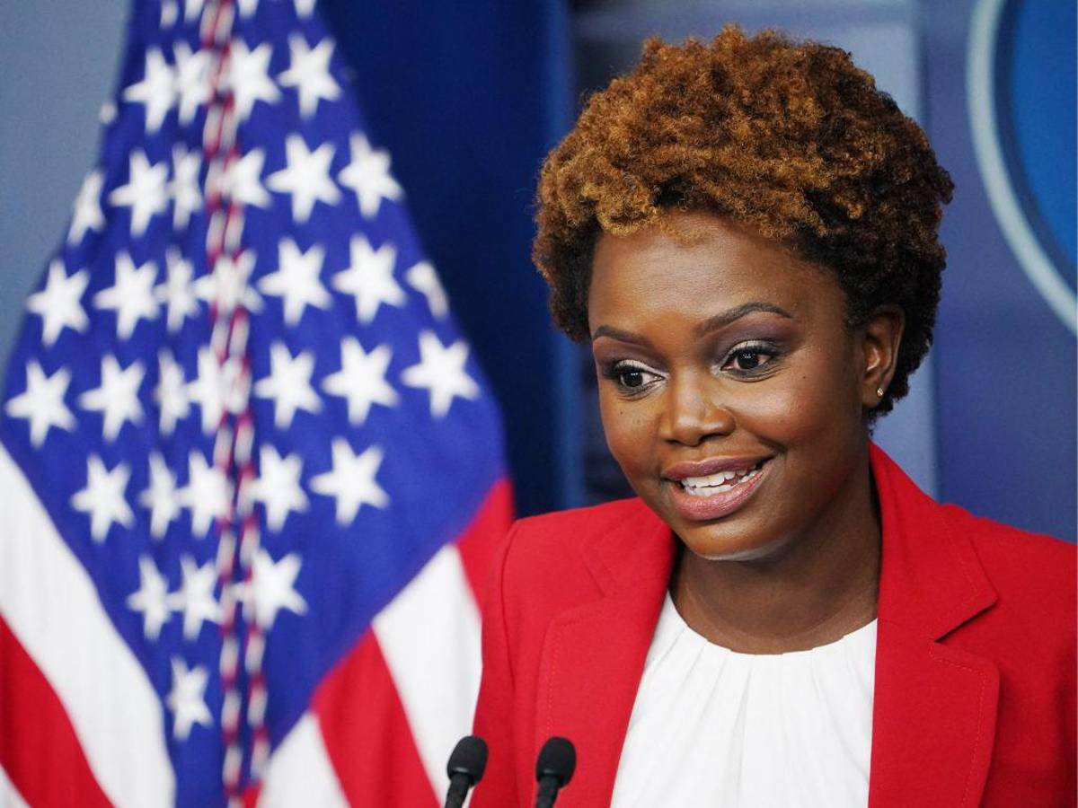 Biden nombra a Karine Jean-Pierre como portavoz, primera mujer negra en el cargo
