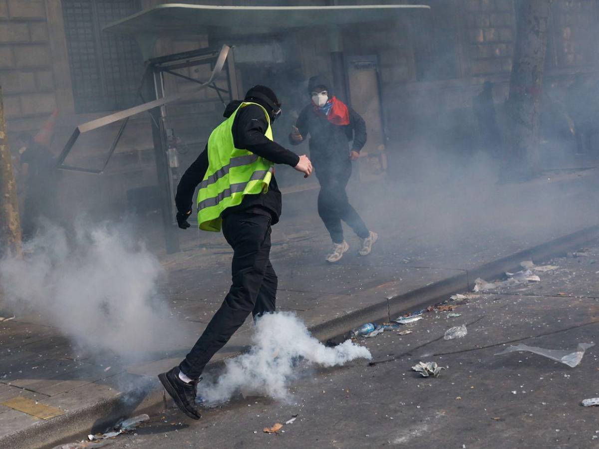 Francia anuncia toques de queda y Europa mira con inquietud la ola de disturbios