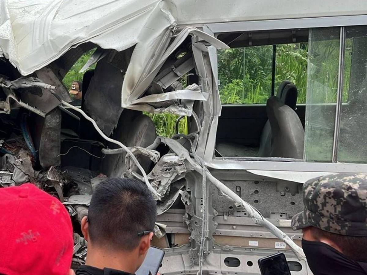 Las primeras imágenes  del brutal choque entre bus y rastra en desvío a Trinidad, Copán