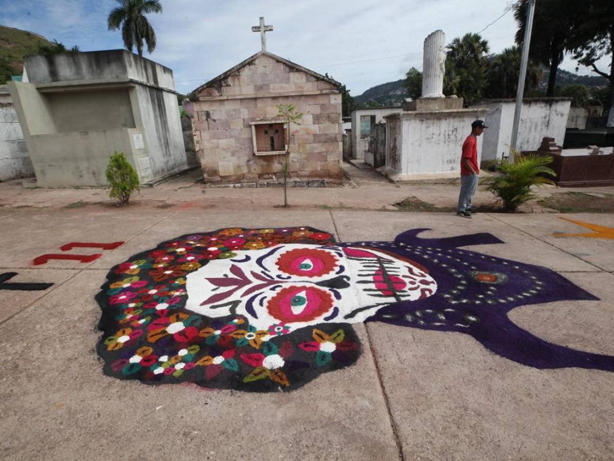 Flores y recuerdos: capitalinos coronan a sus difuntos en el Cementerio General