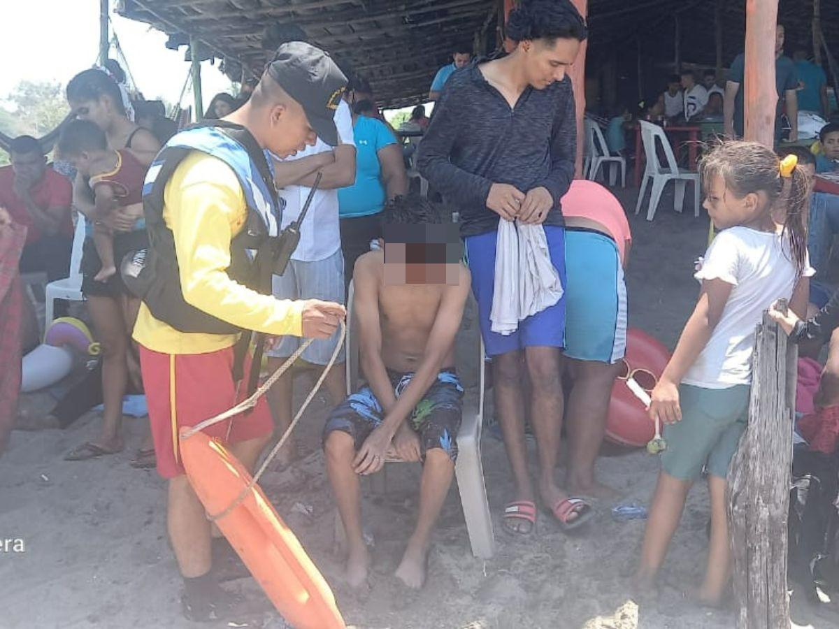 El Jueves Santo, otro jovencito fue rescatado con vida en la playa El Edén del sur del país.