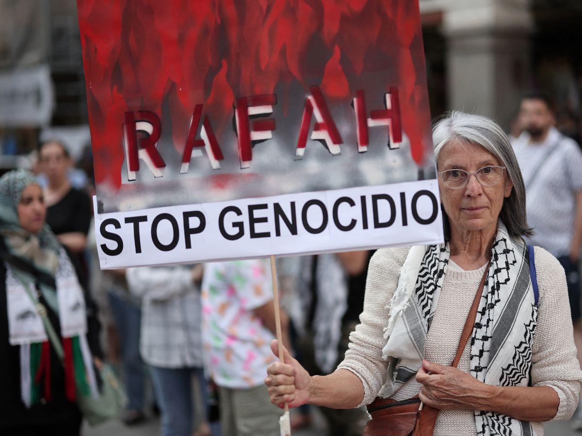 Indignación mundial por bombardeo israelí en un campo de desplazados de Rafah