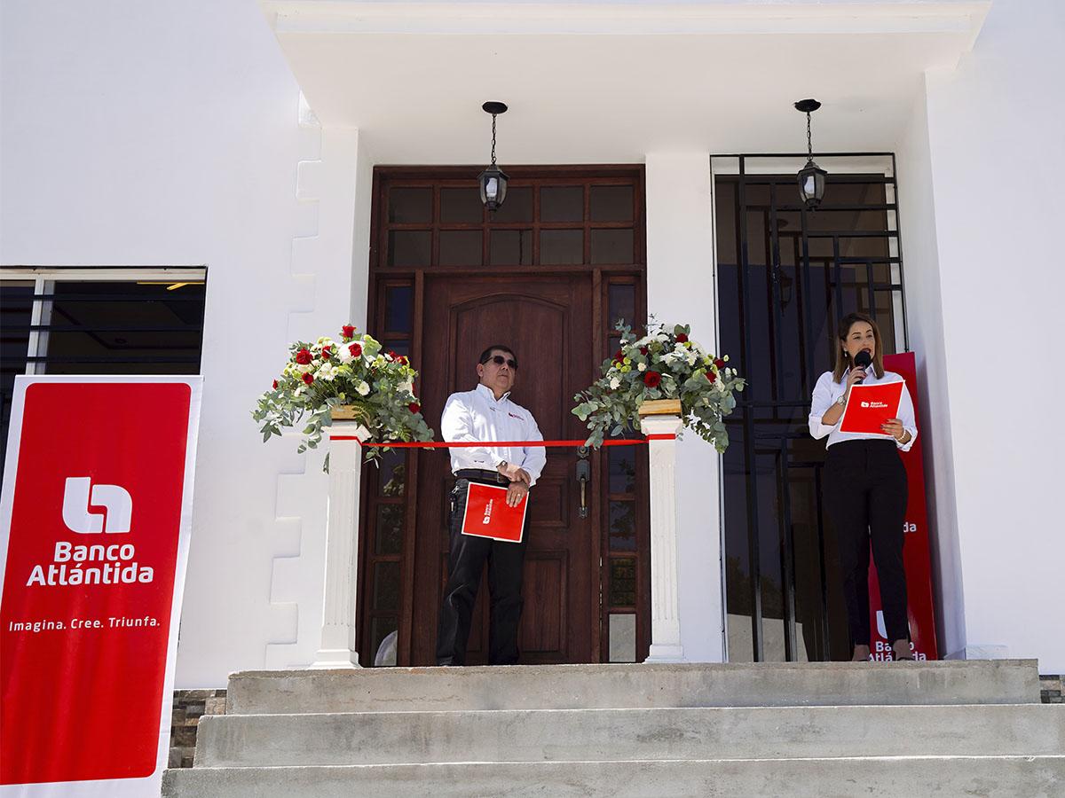 <i>Ejecutivos de Banco Atlántida comparten el emocionante momento de la entrega de la nueva casa a María Ninfa Zerón en Gracias, Lempira. Un compromiso firme de contribuir al bienestar de las comunidades. </i>