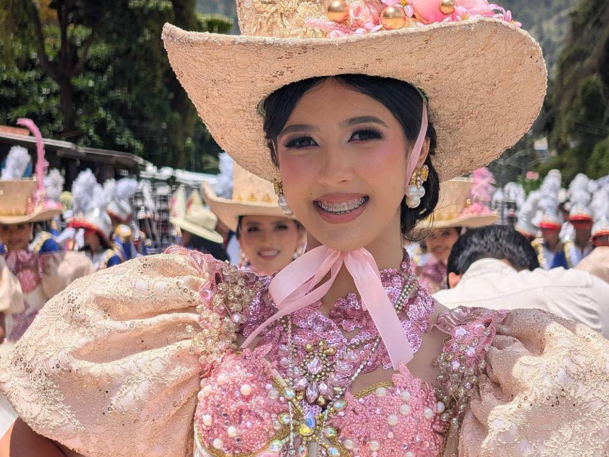 Alta costura y elegancia: palillonas de Danlí, El Paraíso, impactan con sus trajes patrióticos