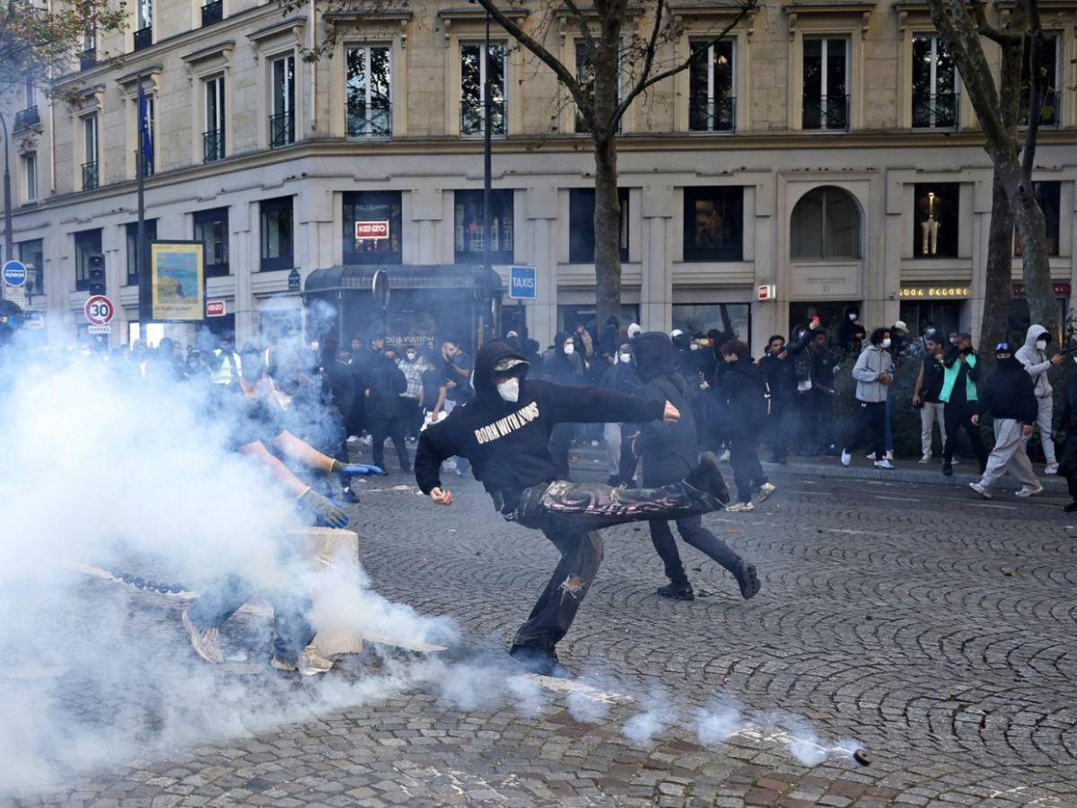 Francia anuncia toques de queda y Europa mira con inquietud la ola de disturbios