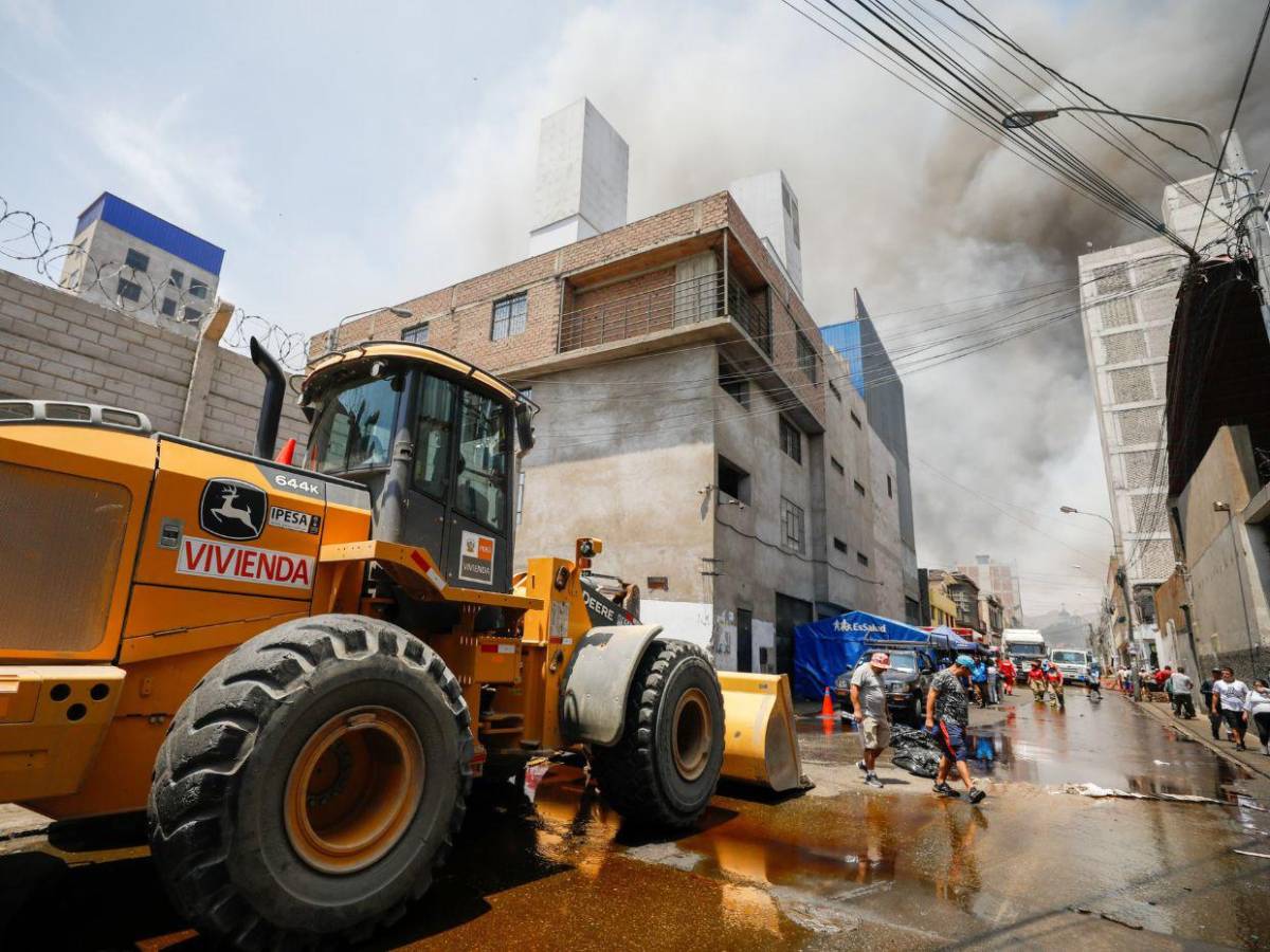 Incendio en Lima: bomberos luchan contra llamas en almacenes de juguetes