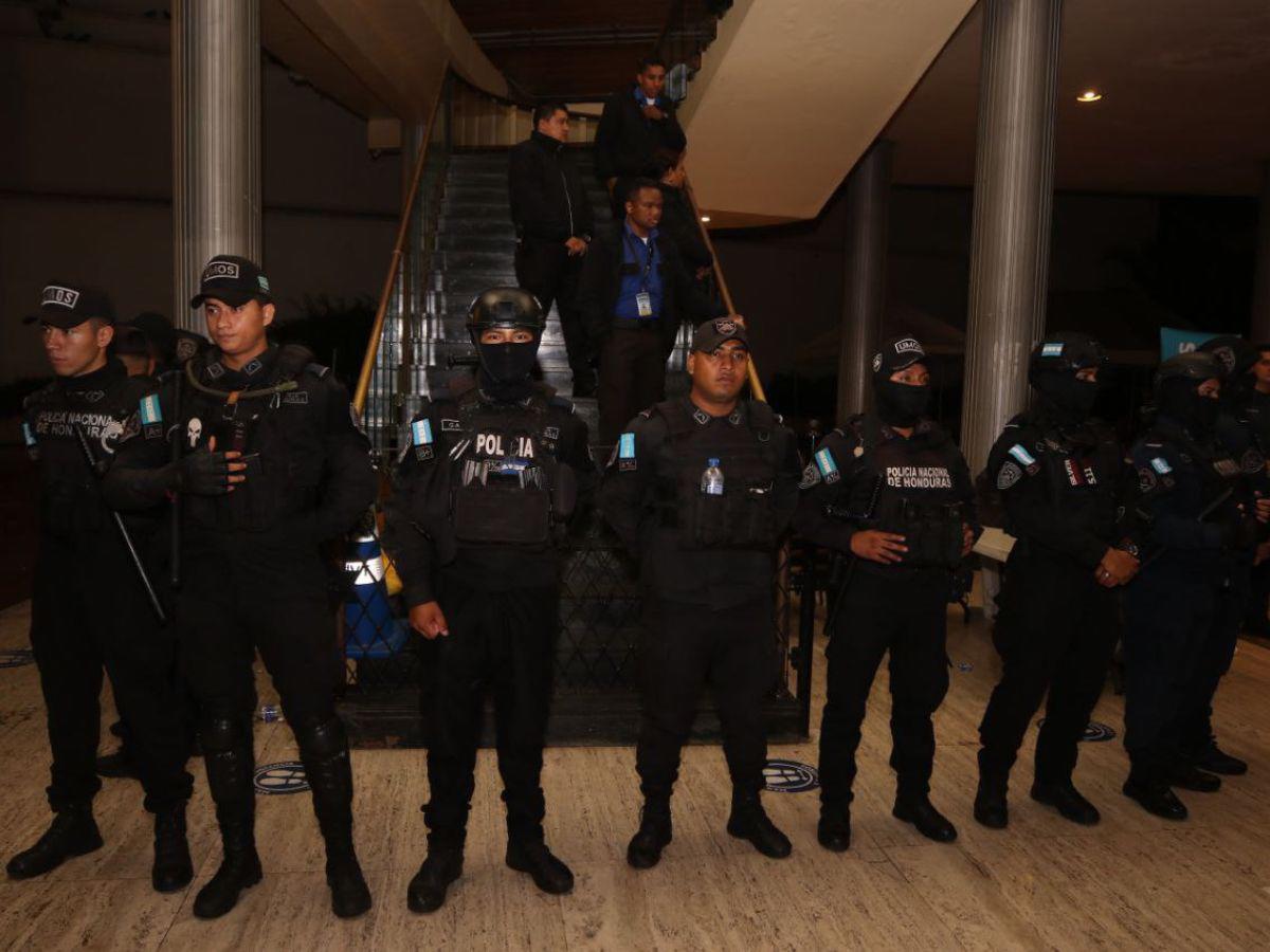 Redondo mantiene como rehenes a diputados y periodistas en el Congreso