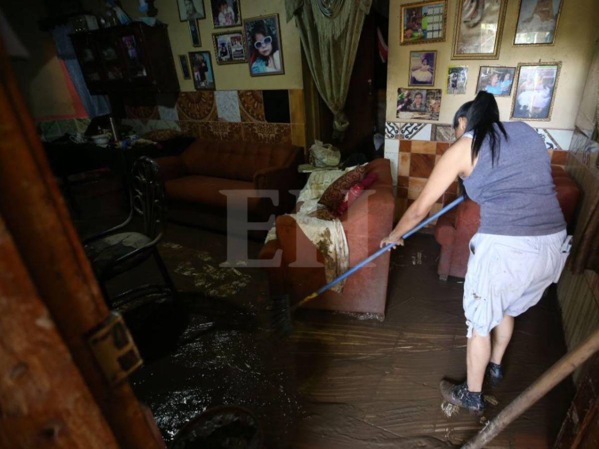 Pobladores de la colonia 1 de Diciembre en el DC y su calvario tras inundarse sus casas