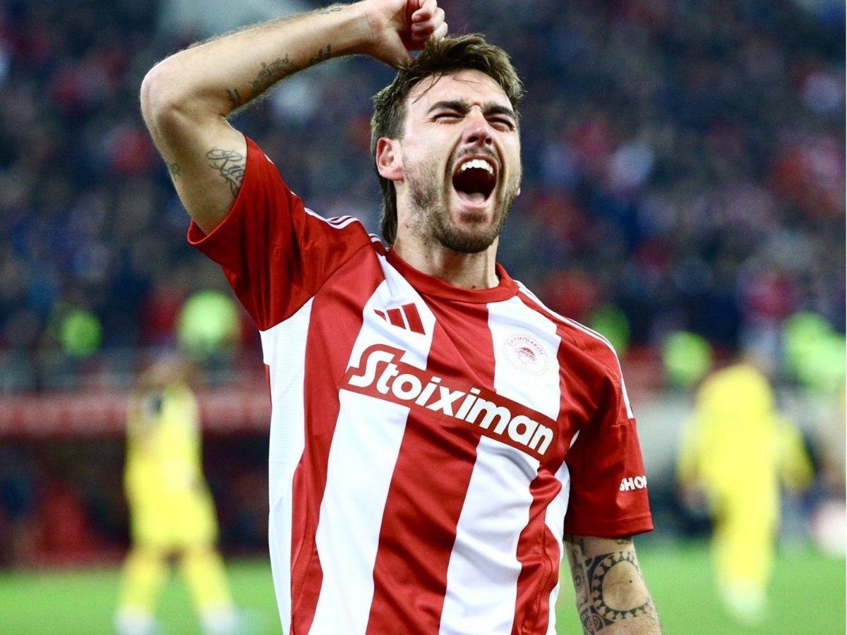 Luis Palma anota su primer gol con el Olympiacos y lo celebra frente a jugador mexicano