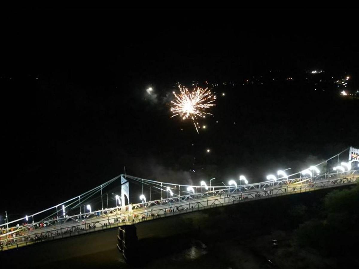 Así luce el icónico puente Choluteca con la llegada de Navidad